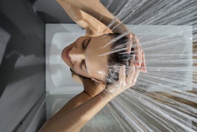 vrouw onder de douche van de DUO combinatie bad-douche
